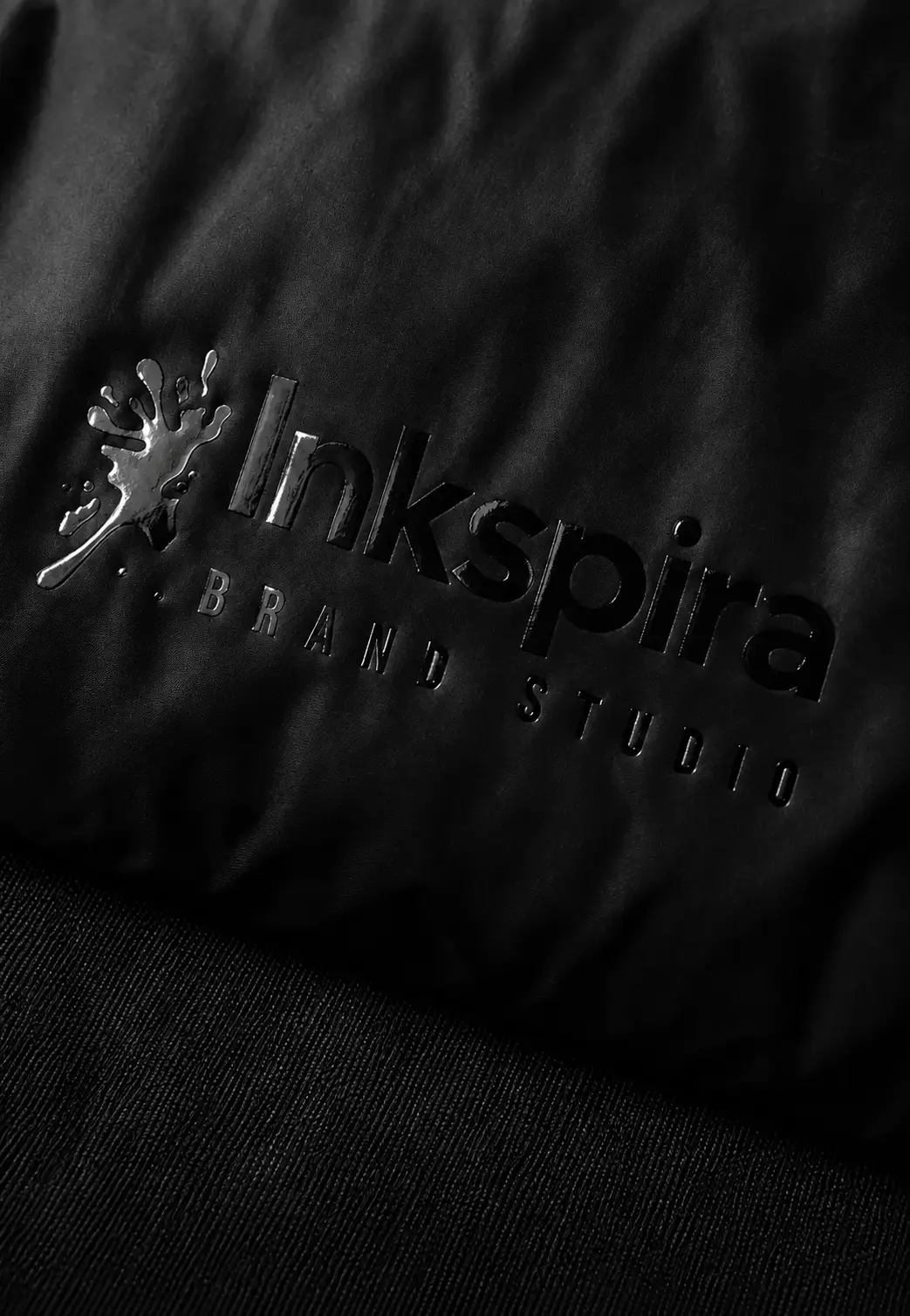 Playera negra con logotipo Inkspira en acabado negro brillante